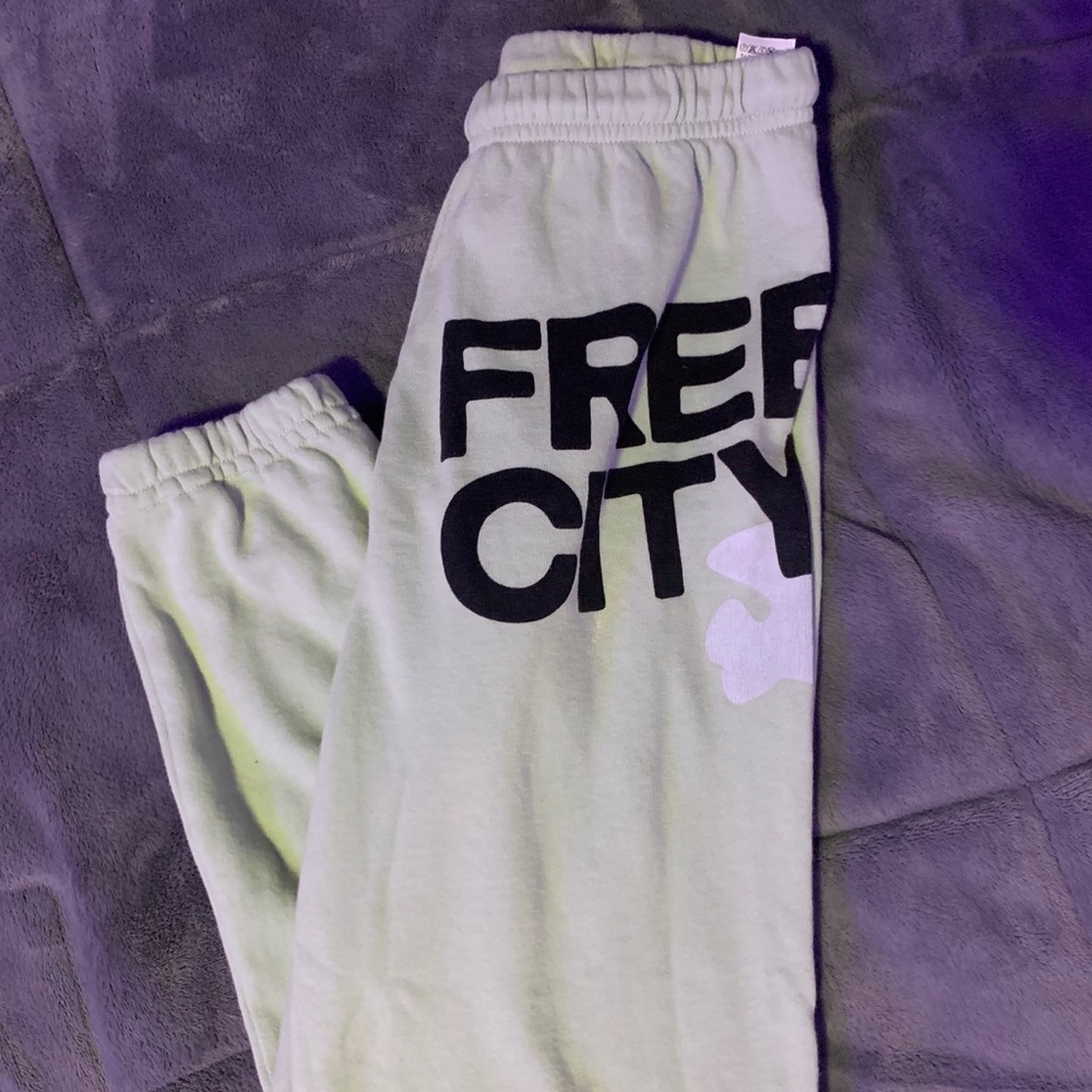 NEW BABY GREEN FREECITY SWEATPANTS